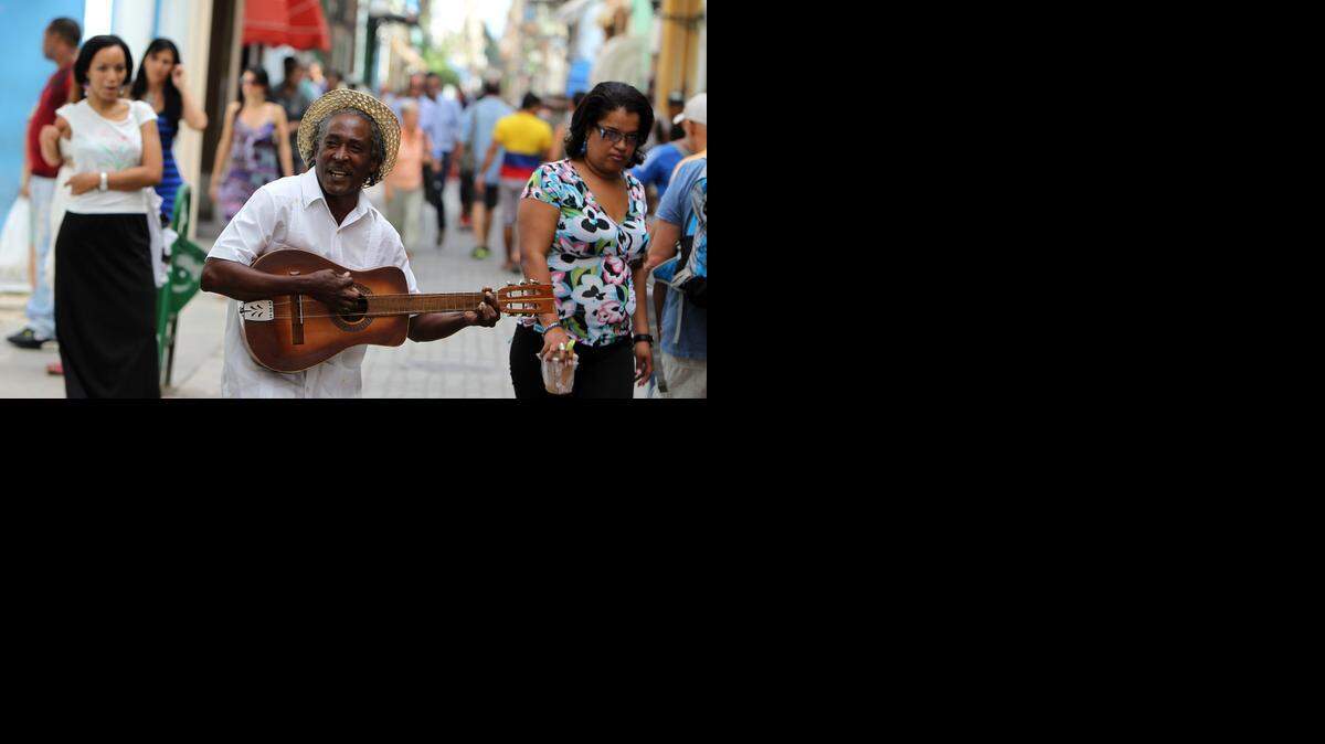 
Los cambios en la situación desventajosa de los afrodescendientes en Cuba han sido más aparentes que reales a lo largo de décadas, y el futuro parece deparar mayores tropiezos económicos, según analistas.
