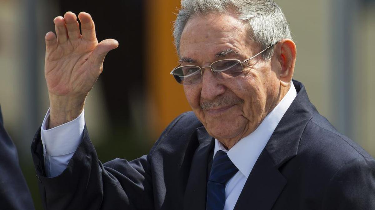 El gobernante de Cuba, Raúl Castro saluda a los reporteros en el aeropuerto Internacional José Martí en La Habana, Cuba, el domingo, 14 de febrero, 2016.