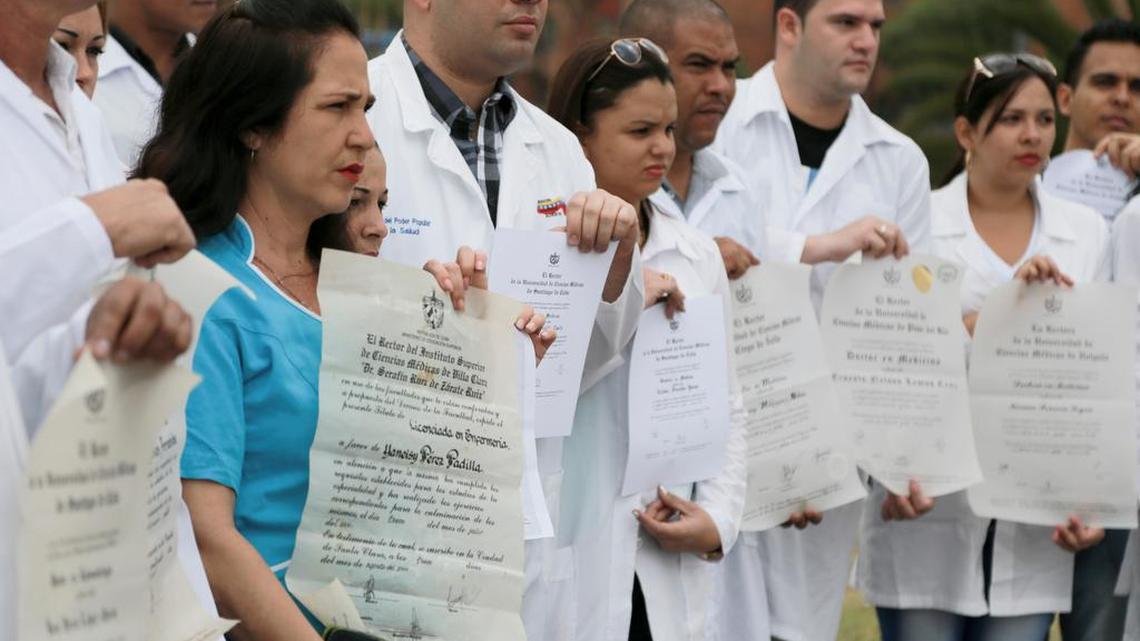 Yaneisy Pérez (izq.) y otros doctores cubanos muestran sus diplomas durante una protesta en Bogotá, Colombia, el 22 de agosto de 2015.
