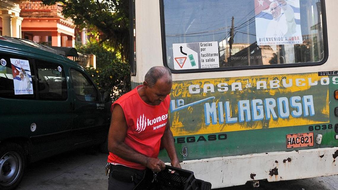 
El comedor de La Milagrosa da diariamente desayuno, almuerzo y cena a más de 200 ancianos carentes de apoyo familiar y de jubilaciones suficientes.
