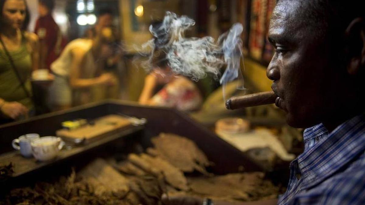 Un torcedor de puros en una demostración para turistas en una tienda en La Habana, Cuba.