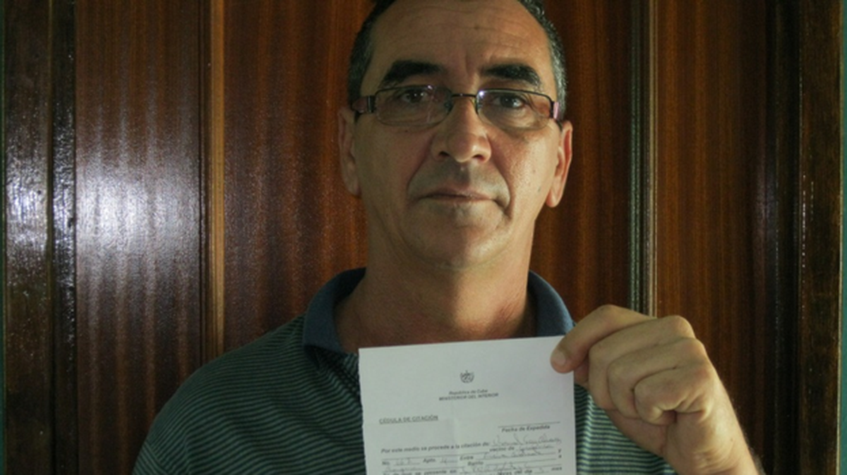 El disidente Ubernel Cruz Álvarez muestra una citación de la policía cubana por sus actividades en la isla.
