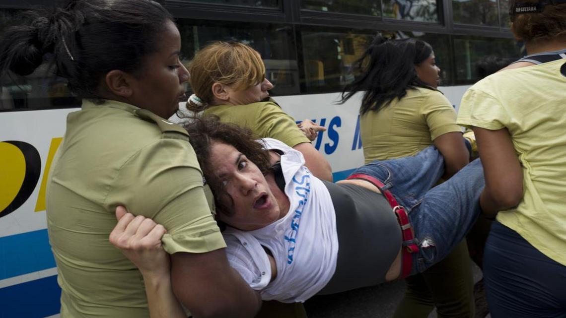 Una mujer es arrestada el 20 de marzo del 2016 en La Habana, horas antes de la llegada del presidente Barack Obama.