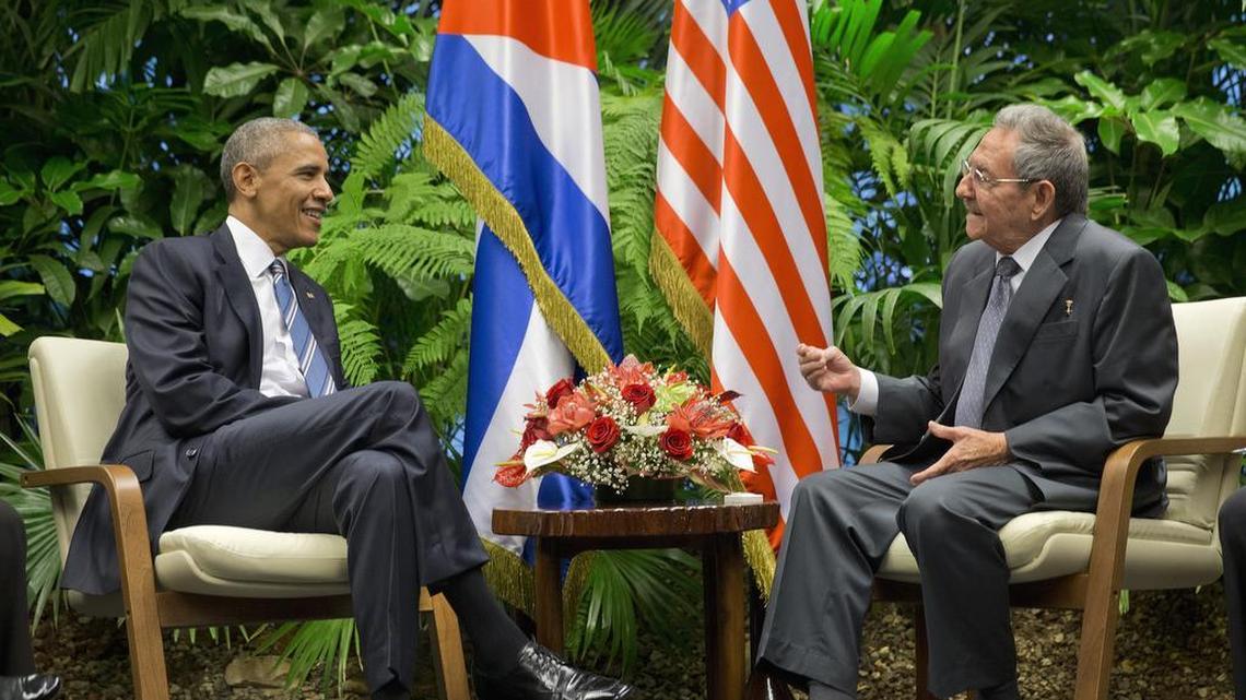 El presidente Barack Obama se reúne con el gobernante cubano Raúl Castro en el Palacio de la Revolución en La Habana el 21 de marzo.