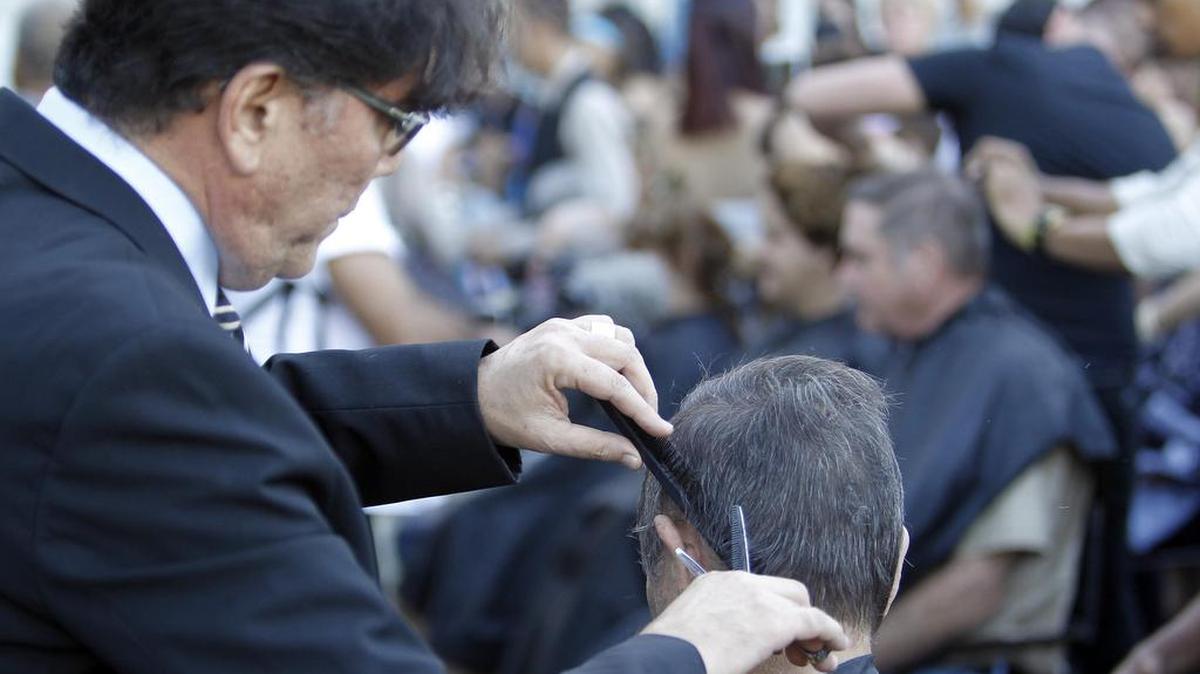 Varios peluqueros se reúnen para realizar cortes de pelo gratuitos el miércoles 27 de diciembre del 2017, en La Habana (Cuba).