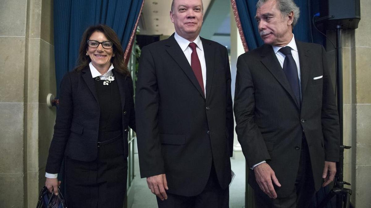 El ministro de Comercio de Cuba, Rodrigo Malmierca (cent.), junto al ex secretario de Comercio estadounidense Carlos Gutiérrez (der.) y la vicepresidenta para las Américas de la Cámara de Comercio, Jodi Bond, en la Cámara de Comercio en Washington, este martes16 de febrero.
