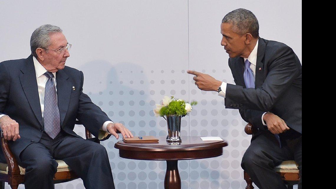 El gobernante cubano Raúl Castro y el presidente estadounidense Barack Obama conversan durante su encuentro en la Cumbre de las Américas, en Ciudad de Panamá, el 11 de abril de 2015.
