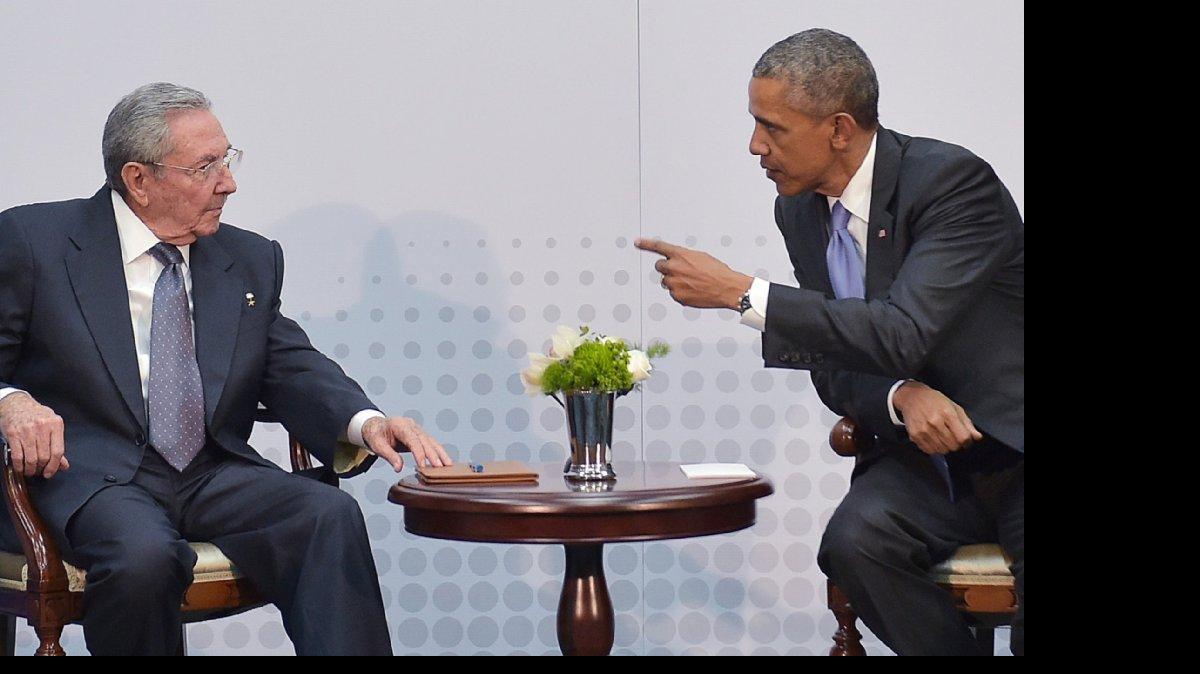 El gobernante cubano Raúl Castro y el presidente estadounidense Barack Obama conversan durante su encuentro en la Cumbre de las Américas, en Ciudad de Panamá, el 11 de abril de 2015.