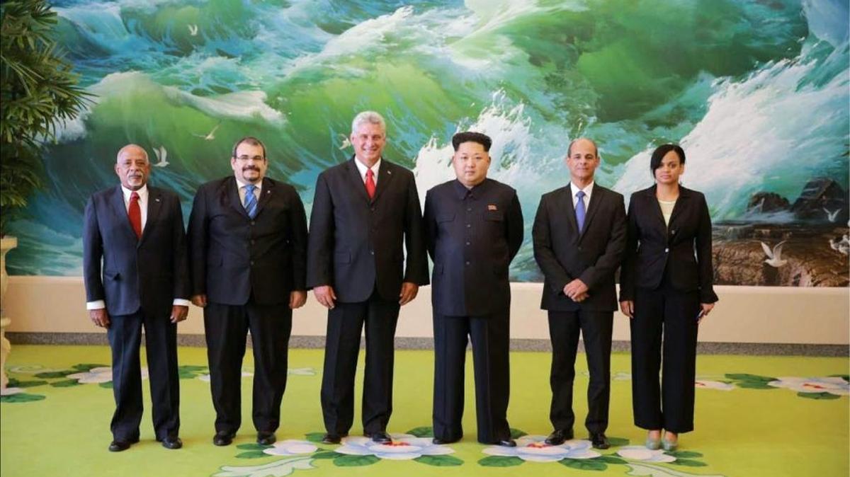 El gobernante nocoreano Kim Jong-un (tercero desde la der.) junto a miembros de una delegación cubana liderada por el primer vicepresidente de Cuba, Miguel Díaz-Canel (tercero desde la izq.), en Pyongyang, Corea del Norte, en una imagen de septiembre del 2015.