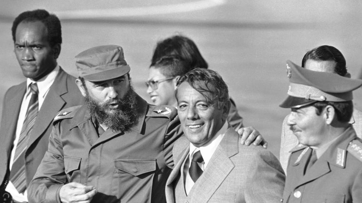 
Torrijos (segundo a la der.) es recibido por Fidel Castro en La Habana, en septiembre de 1979, como invitado especial a la Sexta Cumbre de los Países No Alineados.
