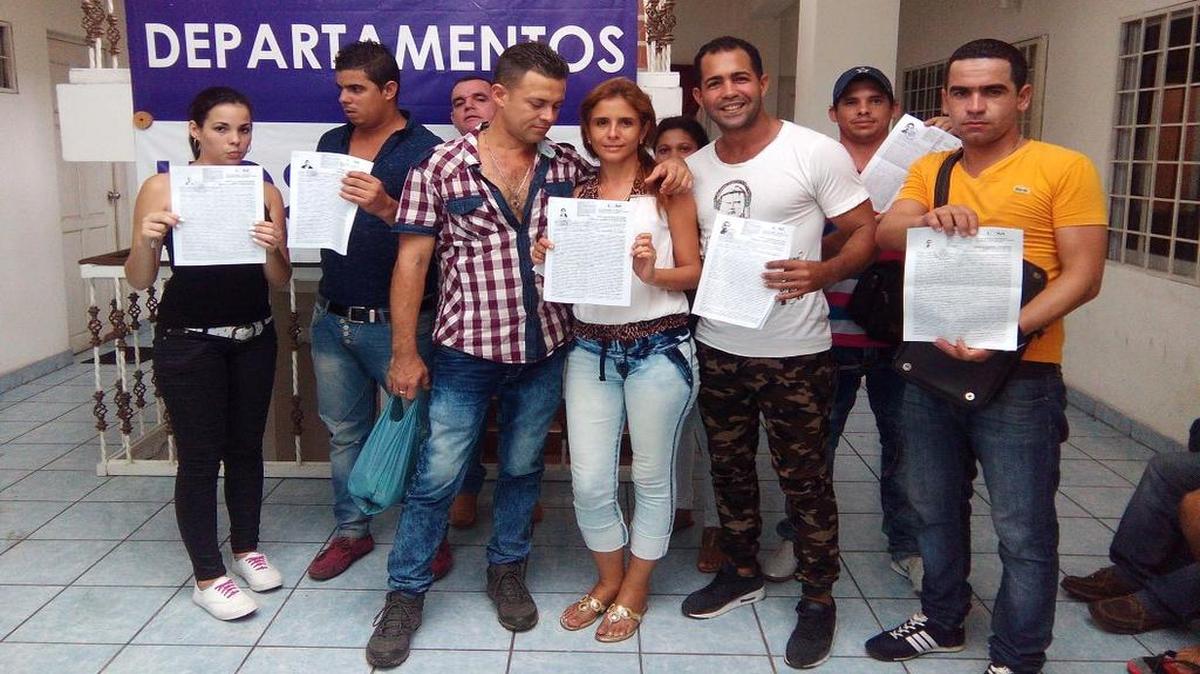 Un grupo de cubanos muestran sus “oficios de salida” obtenidos el miércoles 4 de mayo de 2016 en Tapachulas, Chiapas.