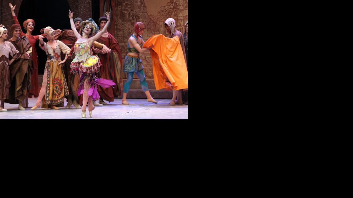 
 Bailarines del Ballet Nacional de Cuba interpretan la obra "Shakespeare y sus máscaras" el martes 28 de octubre de 2014, durante la inauguración de la edición 24 del Festival de Ballet de La Habana (Cuba). 
