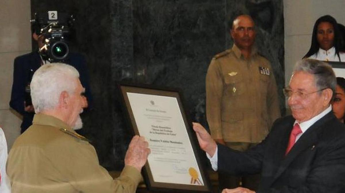 El general Raúl Castro le otorga el título de “Héroe del Trabajo” al comandante Ramiro Valdés en una ceremonia oficial el 24 de febrero en La Habana.