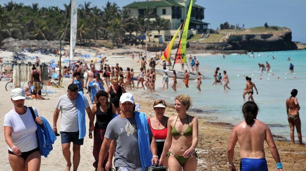 Turistas en la playa de Varadero, a unos 150 km al este de La Habana.