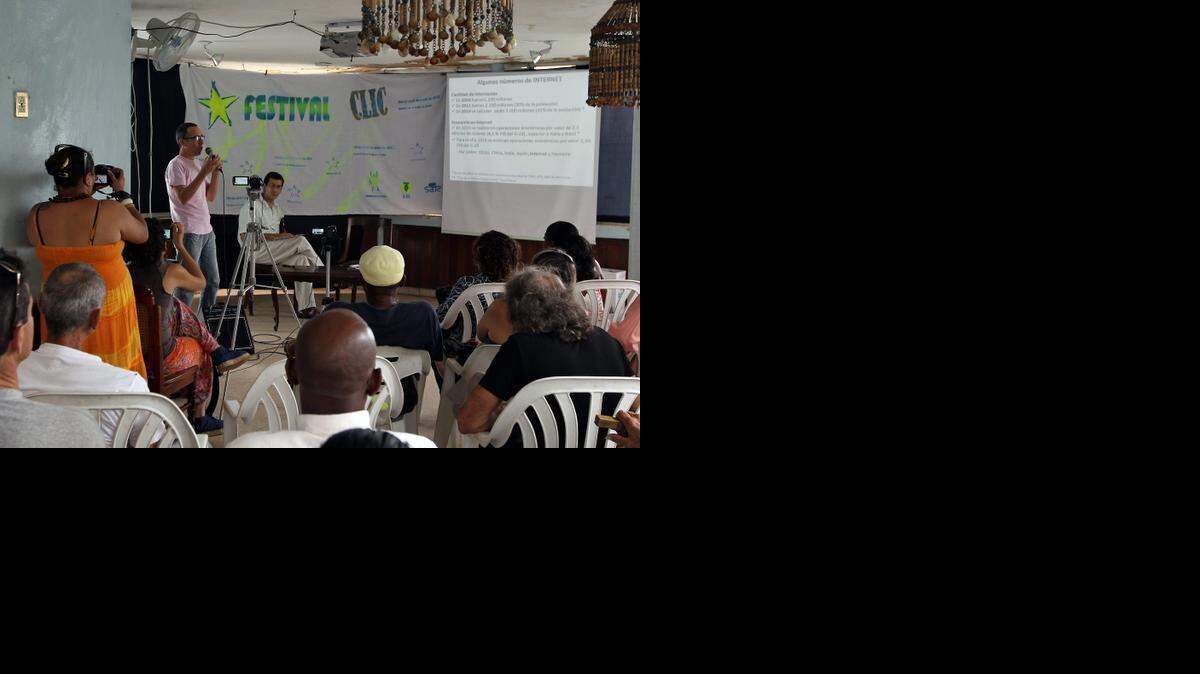 
El especialista en temas de internet, Walfrido López (iZQ.), habla el 22 de junio de 2012, durante una conferencia dentro del foro independiente Festival Clic, en La Habana. Los participantes eran blogueros.
