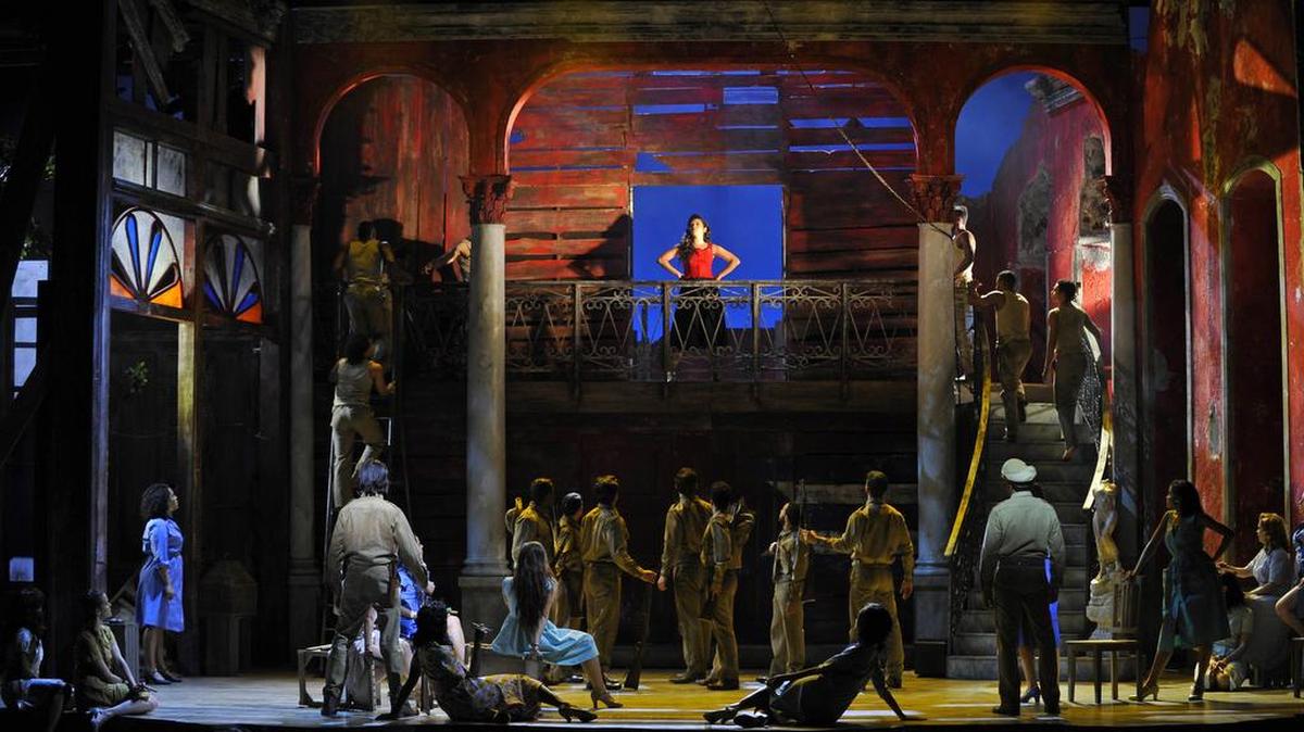 Fotografía facilitada por el Teatro del Châtelet de París del musical "Carmen la Cubana" al que dan vida la efervescencia de Cuba, su cultura y su historia y que este viernes, inspirado en la célebre ópera de Bizet, tiene su estreno absoluto en el mencionado teatro.