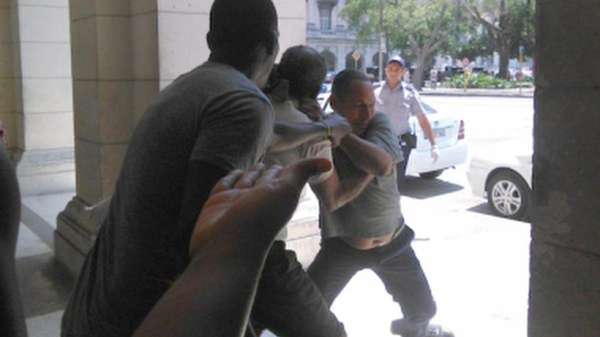 Un momento del forcejeo durante la ‘recogida’ de mendigos en La Habana. (A. ZAMORA)