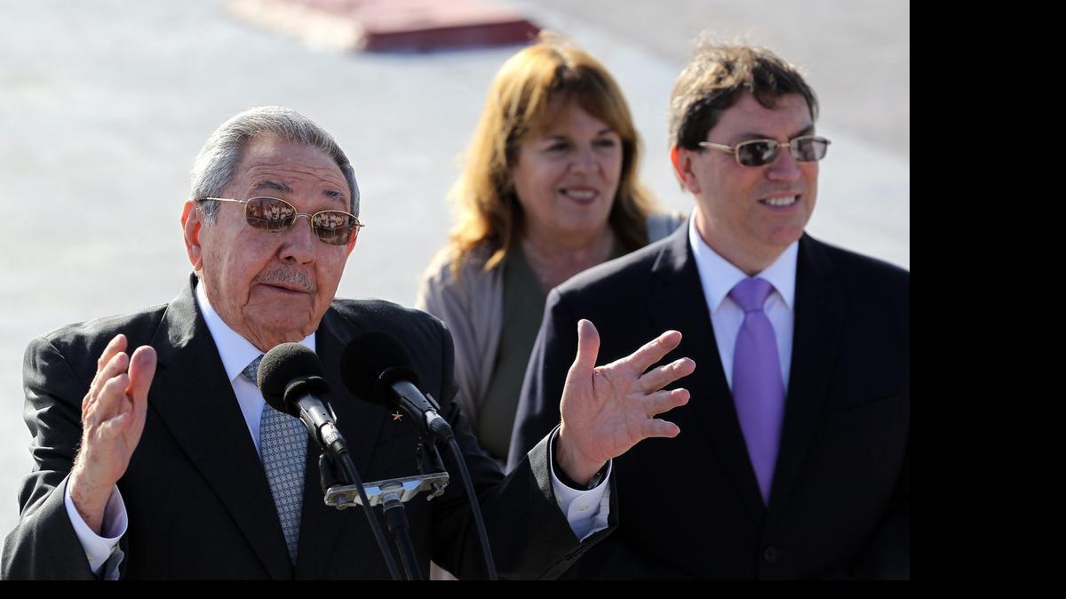 
 El gobernante de Cuba, Raúl Castro (i), habla a la prensa tras despedir a su homólogo de Francia, François Hollande, hoy, martes 12 de mayo de 2015, en el aeropuerto José Martí de La Habana (Cuba).
