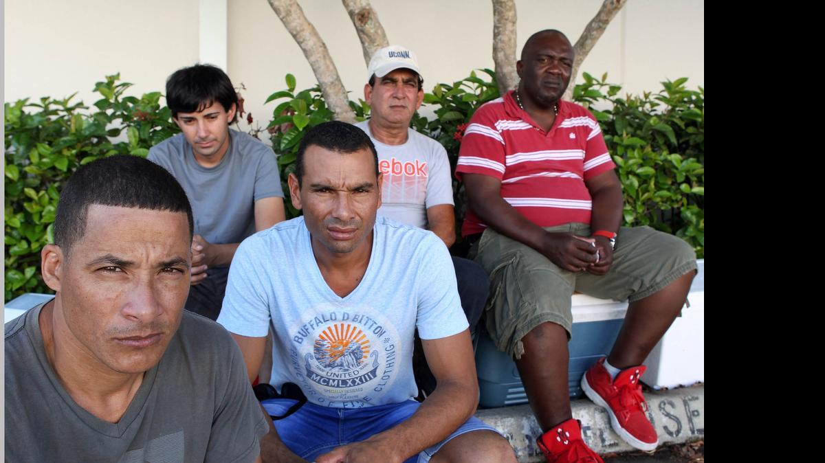 
Un grupo de cubanos se encontraba hace unos días durmiendo a la intemperie en Doral. Foto de archivo.


