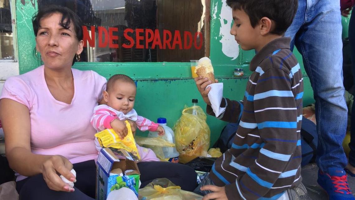 Irina Ricardo Martina descansa con su hija Lía Díaz, de seis meses, y su hijo Alí Ernesto Díaz en Nuevo Laredo.