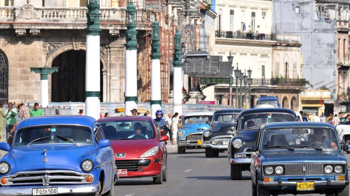 El impuesto sobre los ingresos personales se fijará cuando existan retribuciones mensuales a partir de los 2,500 pesos cubanos (equivalentes a unos $100 dólares).