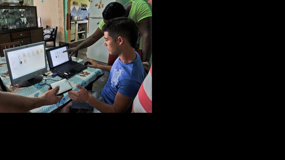 
Jovenes cubanos utilizan sus computadoras para elaborar los llamados ‘paquetes’ con series, programas televisivos, recitales y películas, entre otros.


