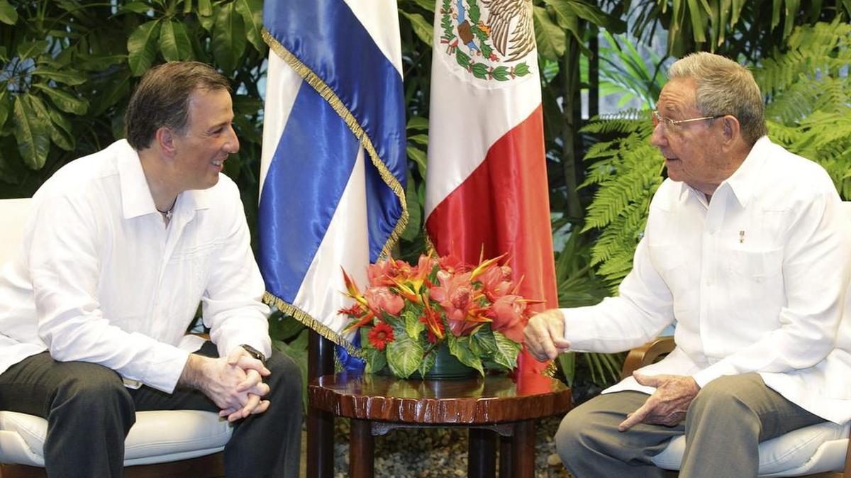 El entonces canciller de México José Antonio Meade (i), es recibido por el gobernante cubano, Raúl Castro, el 8 de septiembre de 2014, en La Habana. Castro visitará México este jueves 5 de noviembre.