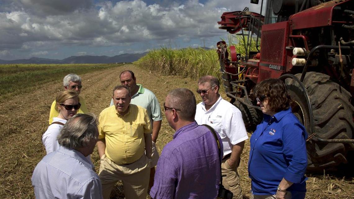 Legisladores estadounidenses conversan con autoridades de la isla durante un encuentro reciente en el país caribeño.