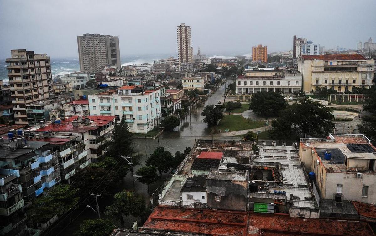 Vista de las calles inundadas en La Habana.