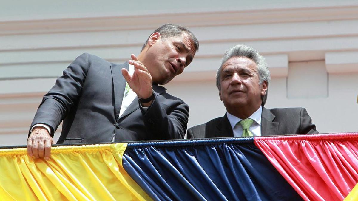 El ex presidente de Ecuador Rafael Correa (izq) y el presidente Lenin Moreno durante la ceremonia de cambio de guardia presidencial en la Plaza de la Independencia en Quito. Foto de archivo.