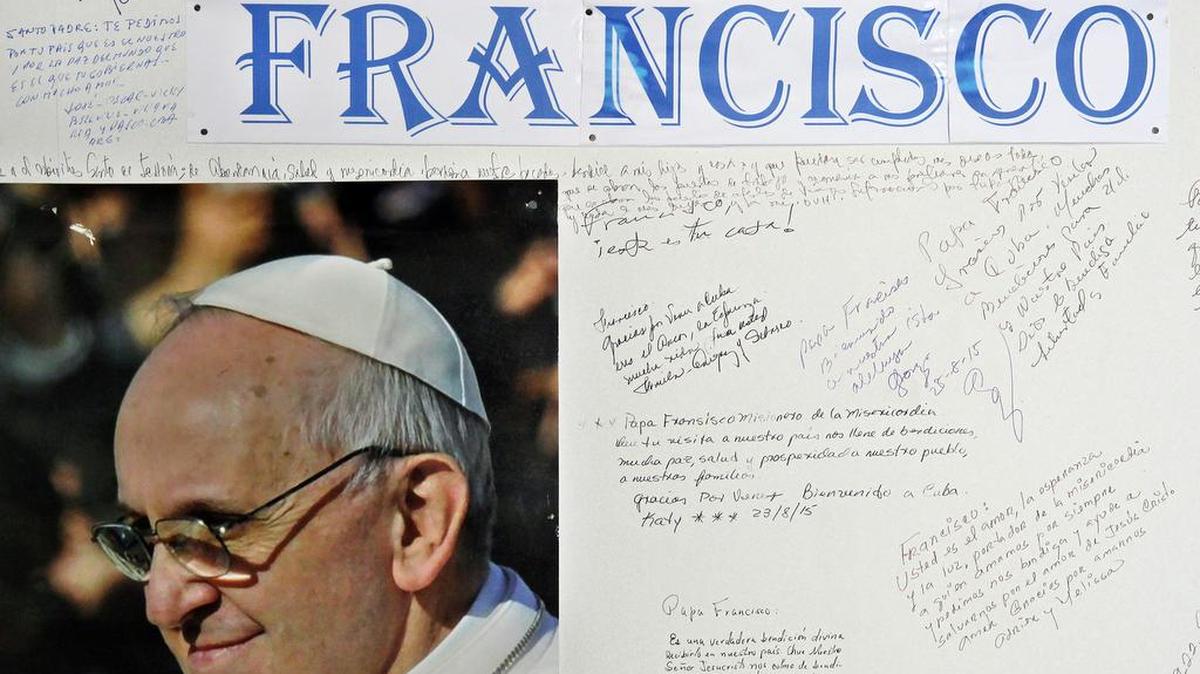 
Detalle de un mural con mensajes de bienvenida al Papa Franciasco, ubicado en la iglesia del Sagrado Corazón, de la orden de los jesuitas -la misma a la que pertenece el pontífice- este martes 1 de septiembre de 2015, en La Habana (Cuba). 
