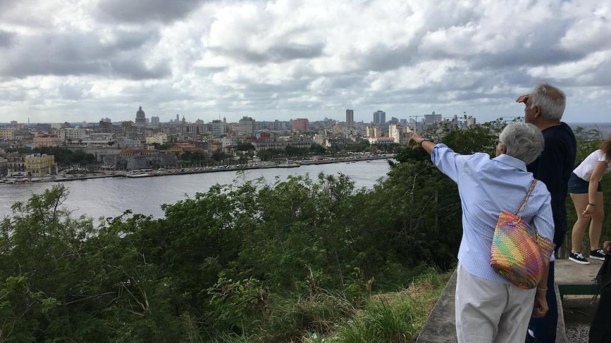 Un grupo de excursionistas contemplan La Habana desde las cercanías del Cristo de la bahía.