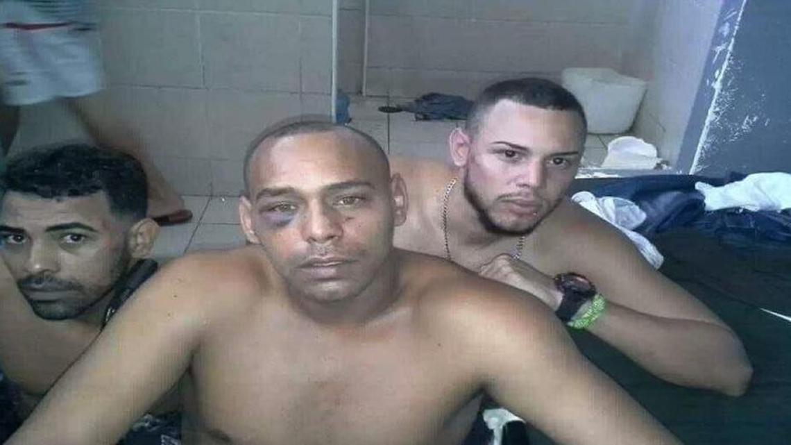 Tres de los cubanos retenidos en el centro migratorio Siglo XXI, en Tapachula, Chiapas, México.