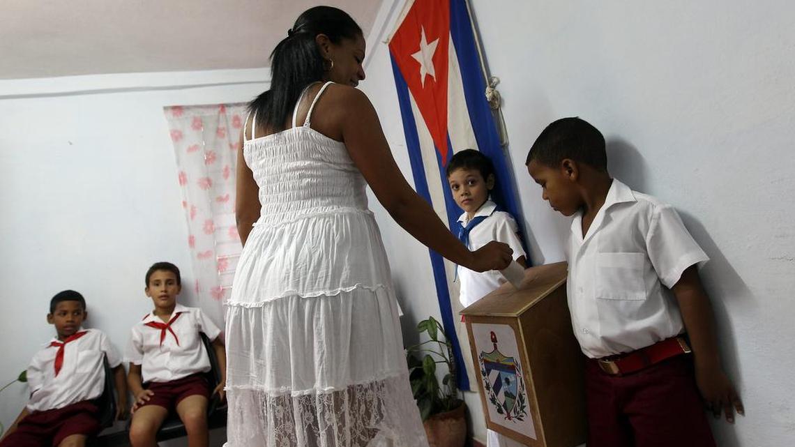 Una mujer deposita su boleta en un colegio electoral de La Habana en octubre del 2012.