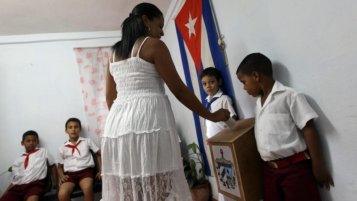 Una mujer deposita su boleta en un colegio electoral de La Habana en octubre del 2012.
