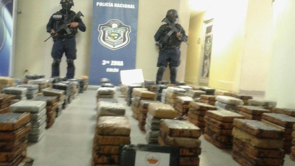 Efectivos panameños muestran los 401 paquetes de cocaína presuntamente procedentes de Cuba.