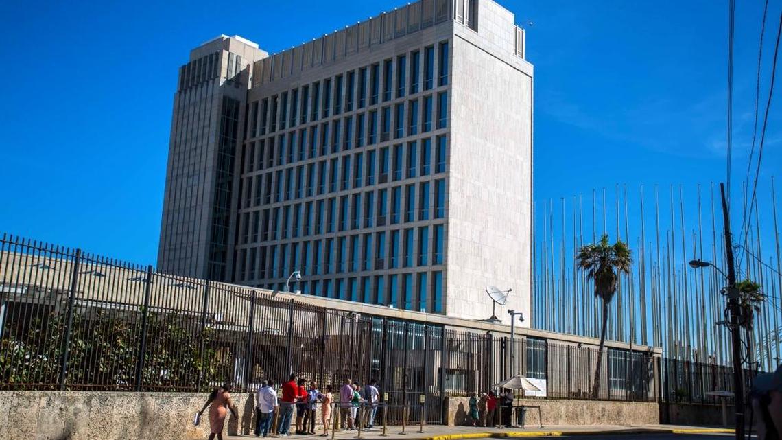 Un grupo de personas espera en el exterior de la Embajada de EEUU en La Habana, en noviembre del 2016.