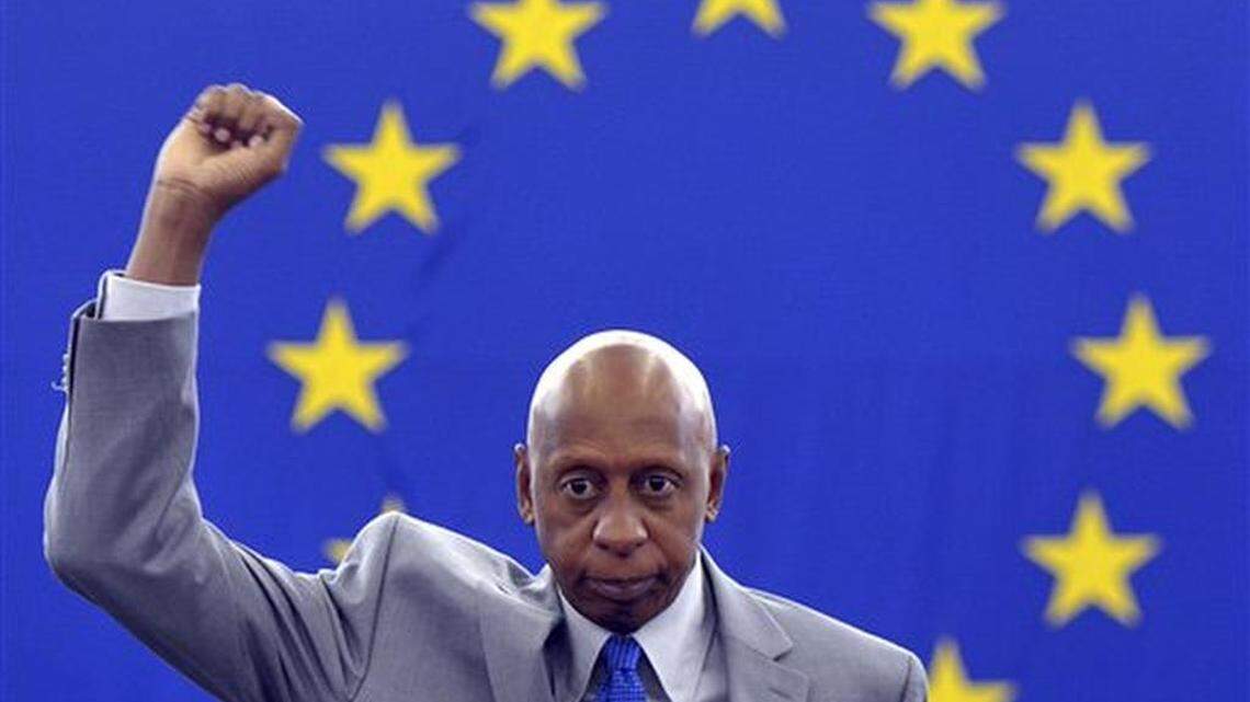 El opositor cubano Guillermo Fariñas alza el puño tras recibir el Premio Sajarov en Estrasburgo, Francia, en julio del 2013.