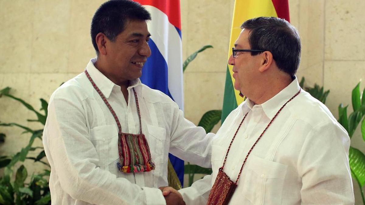 El canciller de Cuba Bruno Rodríguez (d) se reúne con su homólogo de Bolivia Fernando Huanacuni (i) el lunes 26 de junio de 2017, en La Habana.