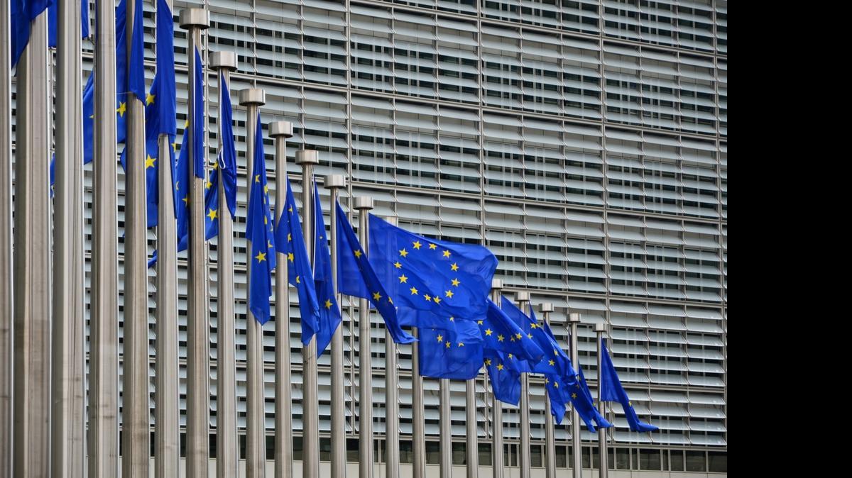 
Banderas de la Unión Europea (UE) ondean en la sede de ese organismo europeo, en Bruselas. La cuarta ronda de negociaciones de Cuba y la UE para un acuerdo bilateral se realizarán el 15 y 16 de junio. 
