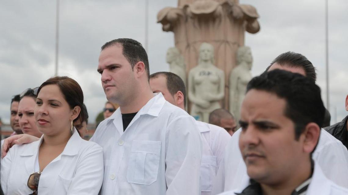 En esta foto de archivo, los doctores cubanas Karina Fonseca y Ernesto Lemus, al centro, participan en una protesta para llamar la atención sobre su difícil situación en la plaza Banderas de Bogotá, Colombia.