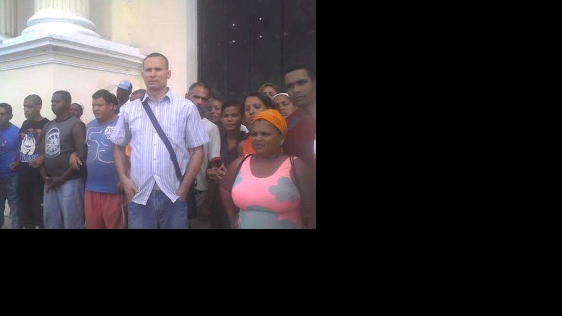 
EL LIDER de UNPACU, José Daniel Ferrer García (centro), durante una protesta en la ciudad de Santiago de Cuba.
