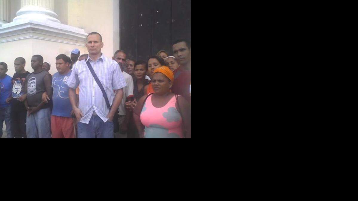 
EL LIDER de UNPACU, José Daniel Ferrer García (centro), durante una protesta en la ciudad de Santiago de Cuba.
