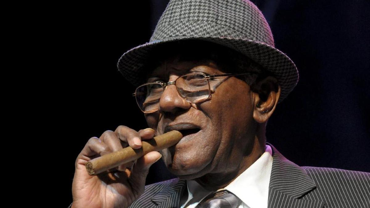 
Fotografía de archivo del 20 de enero del 2009 del músico cubano Guillermo “Rubalcaba” Gonzáles fumando un puro en el escenario del Teatro Capitol en Duesseldorf, Alemania. 
