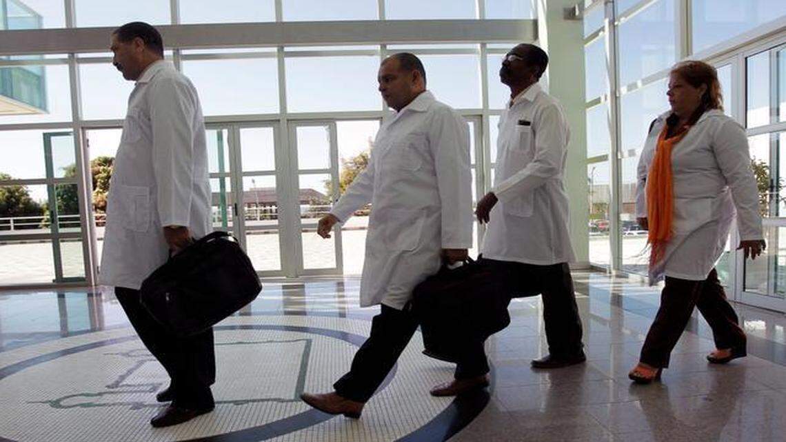 
Un grupo de médicos cubanos se apresta a recibir entrenamiento en la Universidad de Brasilia antes de iniciar sus labores como parte del programa Más Médicos, en esta foto de archivo de agosto del 2013.
