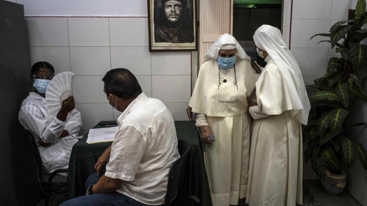 Monjas se van después de ser inoculadas con una dosis de la vacuna cubana Abdala COVID-19, en La Habana, Cuba, el 23 de junio de 2021. (AP Photo/Ramon Espinosa)