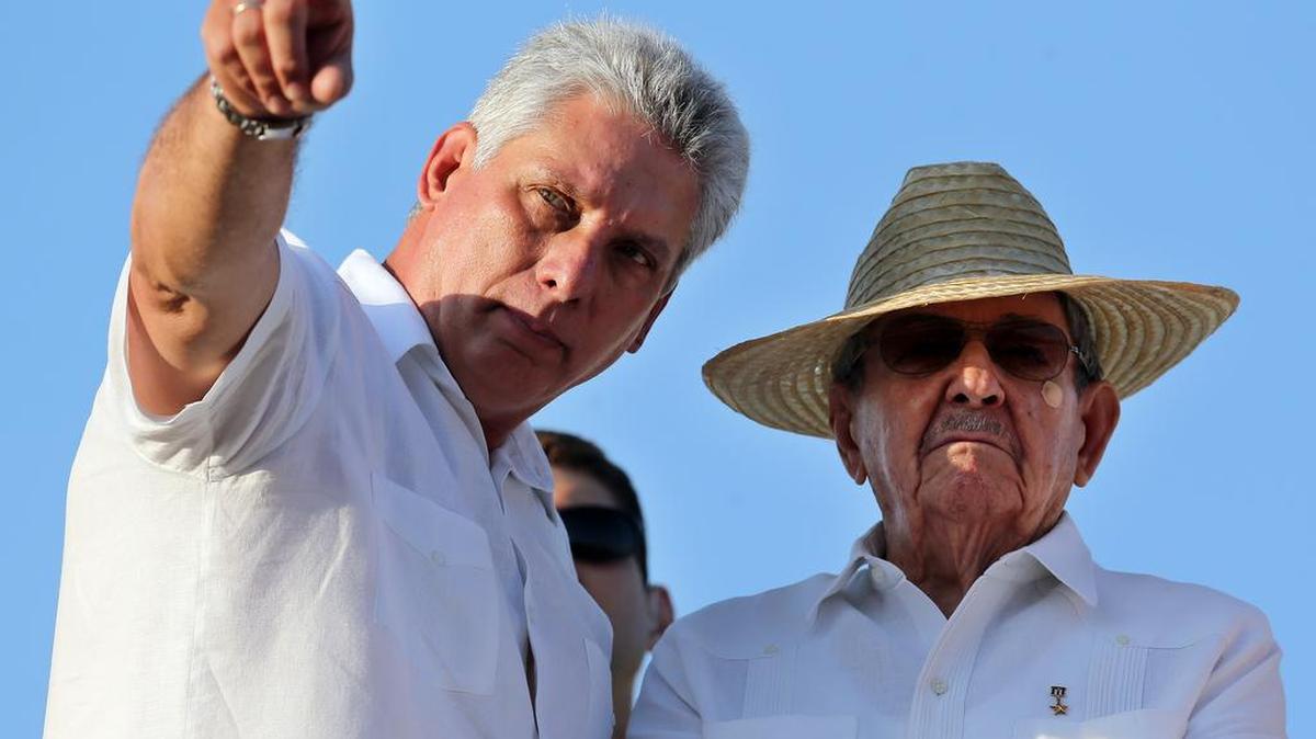 Foto de archivo. El gobernante de Cuba, Raúl Castro, y el primer vicepresidente de Cuba, Miguel Díaz-Canel (i), participan en el desfile por el Día Internacional de los Trabajadores celebrado el 1 de mayo de 2016 en La Habana (Cuba).