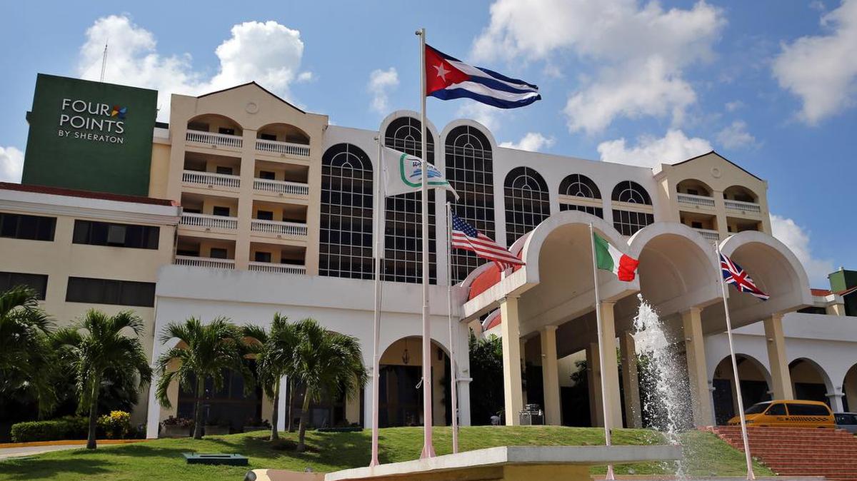 El Four Points by Sheraton (antiguo Hotel Quinta Avenida) es el primer hotel en ser administrado por una cadena estadounidense en Cuba desde 1959.