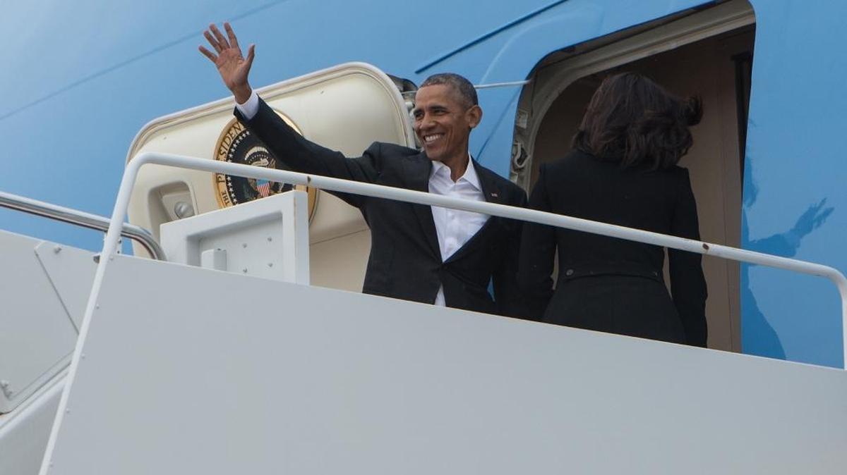El presidente Barack Obama saluda desde la puerta de abordaje del Air Force One, en Maryland, minutos antes de partir hacia Cuba, el 20 de marzo de 2016.