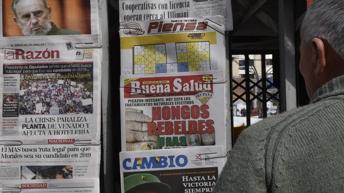 Un hombre mira las portadas de los periódicos en un quiosco en La Paz el 26 de noviembre de 2016, la mañana después de que el histórico líder revolucionario cubano Fidel Castro muriera a los 90 años.
